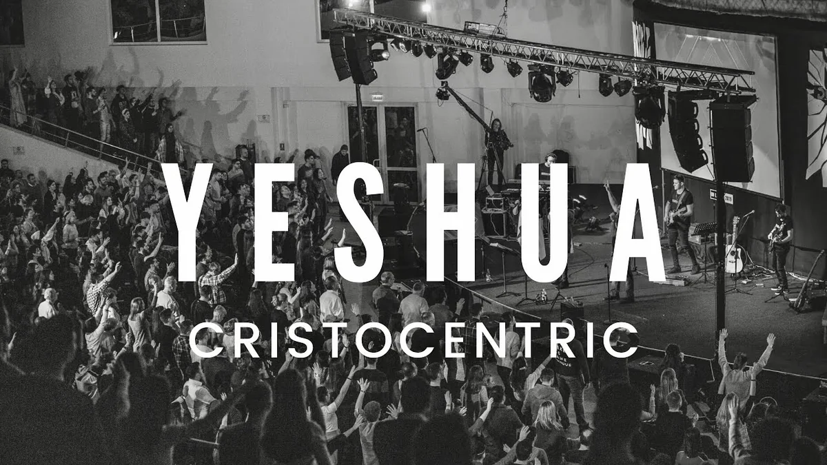 Cadru din înregistrarea live „Yeshua”, cu publicul închinându-se